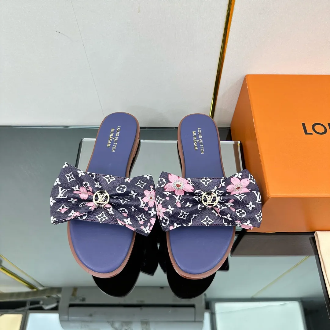 👟👟Ex-factory price 280👟👟 (available all year round) ❥V’s latest popular special material lock it series lock mop, super heavy industry launches! The golden lock on the toe is engraved with the LV letters logo 🔸Number of sizes 34-42) Welcome new and old customers to place orders in the picture above.